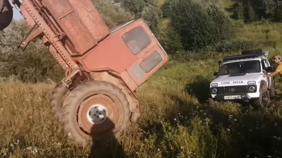 Abschlepp-Fail: Der Sowjet-Trecker fällt auf den Jeep hinter ihm.