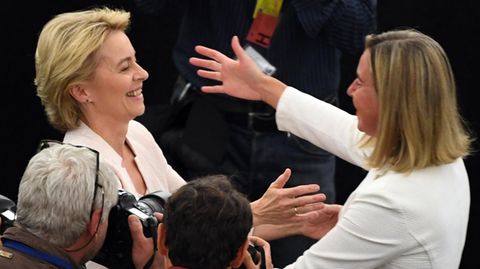 Federica Mogherini gratuliert Ursula von der Leyen zur Wahl zur EU-Kommissiosnpräsidentin