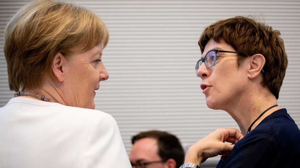 Angela Merkel bereitet Annegret Kramp-Karrenbauer eine Bühne Angela Merkel bereitet Annegret Kramp-Karrenbauer eine Bühne