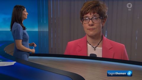 Tagesthemen-Moderatorin Pinar Atalay im Gespräch mit CDU-Chefin Annegret Kramp-Karrenbauer