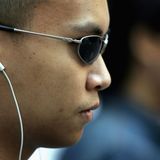 Ein Mann mit weißen In-Ear-Kopfhörern