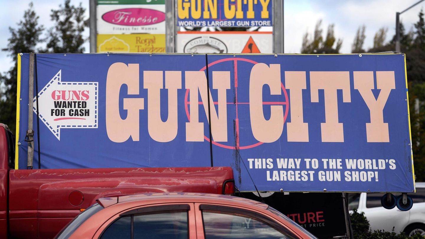 Ein Schild des neuseeländischen Waffenhändlers "Gun City"