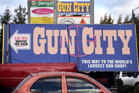 Ein Schild des neuseeländischen Waffenhändlers "Gun City"