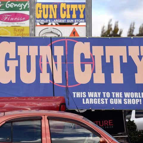 Ein Schild des neuseeländischen Waffenhändlers "Gun City"