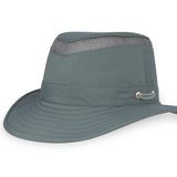 Bestens behütet  Grobmaschiges Gewebe in der Hutkrone des „LTM5 Airflo“ sorgt für eine angenehme Kopfbelüftung. Tilley, ca. 86 Euro