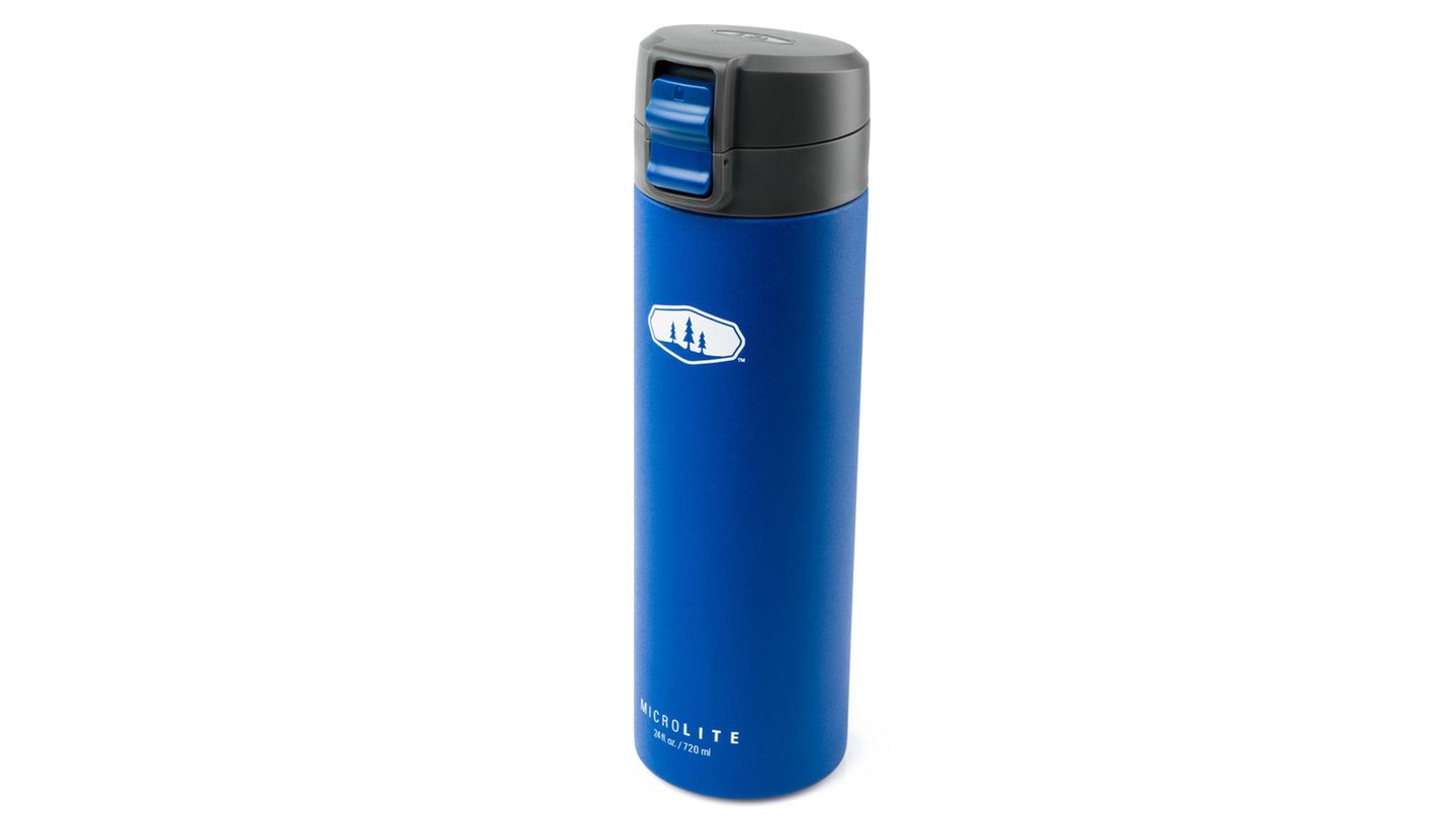 Tankstelle  Die Trinkflasche „ Microlite Flip“ fasst 0,72 Liter und hält kalte Getränke 20 Stunden lang erfrischend kühl. GSI Outdoors, ca. 37 Euro