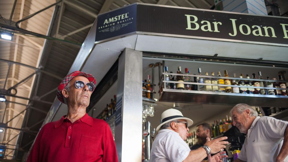 #sternmallorca: Stammtresen: Die "Bar Joan Frau" im Markt von ein beliebter Treffpunkt der alteingesessenen Bewohner Stammtresen: Die "Bar Joan Frau" im Markt von ein beliebter Treffpunkt der alteingesessenen Bewohner