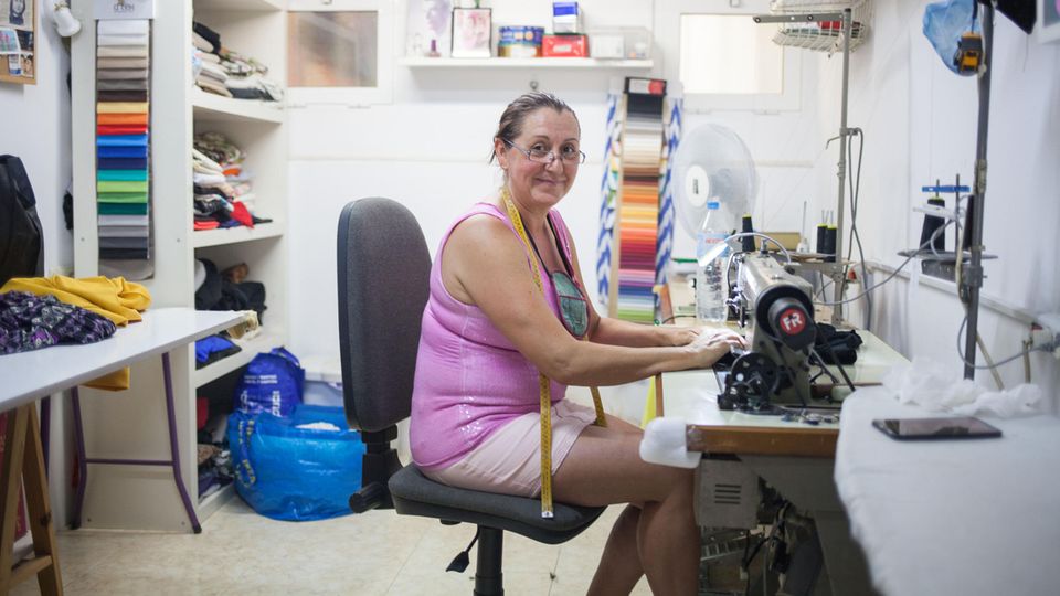 #sternmallorca: Schneiderin Carmen Rojas arbeitet gleich um die Ecke vom Café "El Perrito" Schneiderin Carmen Rojas arbeitet gleich um die Ecke vom Café "El Perrito"