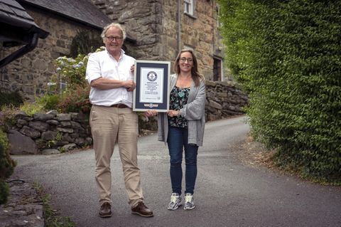 Gwyn Headley (l) und Sarah Badhan in der Straße Ffordd Pen Llech mit einer Urkunde des Guinness-Buches der Rekorde
