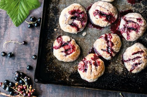 Englische "Eccles Cakes" vermählen den herbsüßen Beerensaft mit buttriger Süße