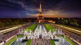 Paris, Champ de Mars, 2014  Die Aufnahmen für dieses Foto entstanden mit Hilfe einer 13 Meter hohen Hebebühne eines Lastwagen und über einen Zeitraum von 18 Stunden.