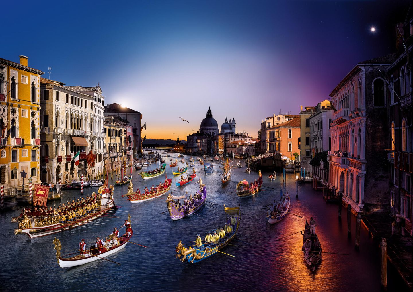 Canale Grande, Venedig, 2015  Die Regata Storica ist die wichtigste Regatta von Venedig und die traditionsreichste Regatta Europas. Die Gondoliere sitzen mit ihren historischen Kostümen in Booten aus dem 16. Jahrhundert.
