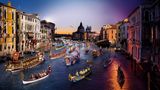Canale Grande, Venedig, 2015  Die Regata Storica ist die wichtigste Regatta von Venedig und die traditionsreichste Regatta Europas. Die Gondoliere sitzen mit ihren historischen Kostümen in Booten aus dem 16. Jahrhundert.
