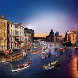 Canale Grande, Venedig, 2015  Die Regata Storica ist die wichtigste Regatta von Venedig und die traditionsreichste Regatta Europas. Die Gondoliere sitzen mit ihren historischen Kostümen in Booten aus dem 16. Jahrhundert.