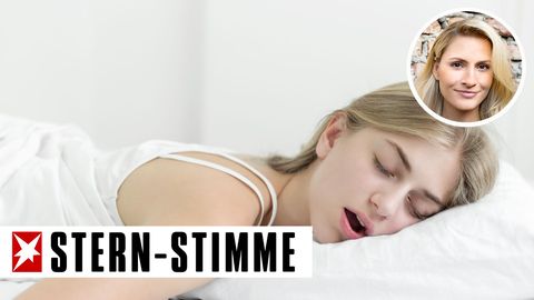 Eine Teenagerin schläft tief
