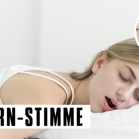 Eine Teenagerin schläft tief