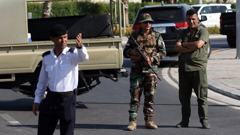 Kurdische Sicherheitskräfte stehen auf der Straße, in der sich der bewaffnete Angriff auf ein Restaurant ereignete