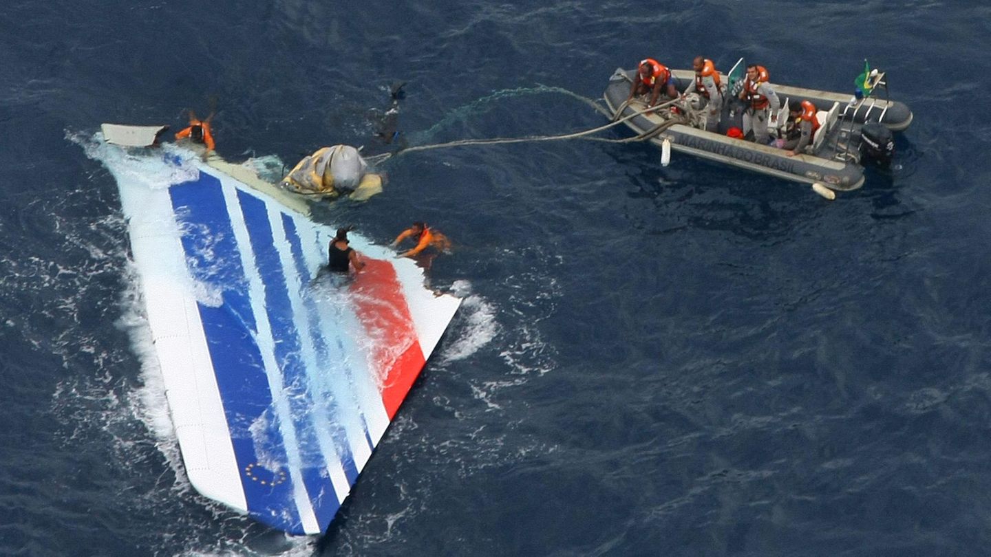 Mehrere Tage nach dem Absturz wurde das Leitwerk des Air France Airbus A330 von einem Rettungsteam der brasilianischen Marine im Juni 2009 geborgen.
