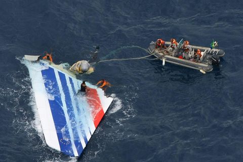 Mehrere Tage nach dem Absturz wurde das Leitwerk des Air France Airbus A330 von einem Rettungsteam der brasilianischen Marine im Juni 2009 geborgen.