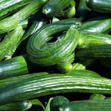 Sie greifen nur zu schön aussehendem Obst und Gemüse. Früchte mit Dellen oder braunen Stellen bleiben oft liegen und werden später entsorgt. Dabei spielt es gar keine Rolle, ob im Obst Dellen sind, solange sich kein Schimmel ansetzt. Greifen Sie auch zu krummem Gemüse wie Gurken, die werden oft gesondert vom Supermarkt angeboten und sind sogar häufig günstiger, weil sie nicht der Norm entsprechen.