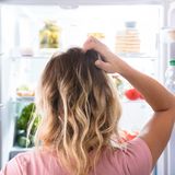 Sie lagern Ihre Lebensmittel falsch. Nicht alle Produkte gehören in den Kühlschrank. Kartoffeln und Zwiebeln beispielsweise mögen es dunkel und kühl. Tomaten verlieren im Kühlschrank ihr Aroma und Eier sollten auch bei Zimmertemperatur gelagert werden. Mehr Tipps gibt es hier.