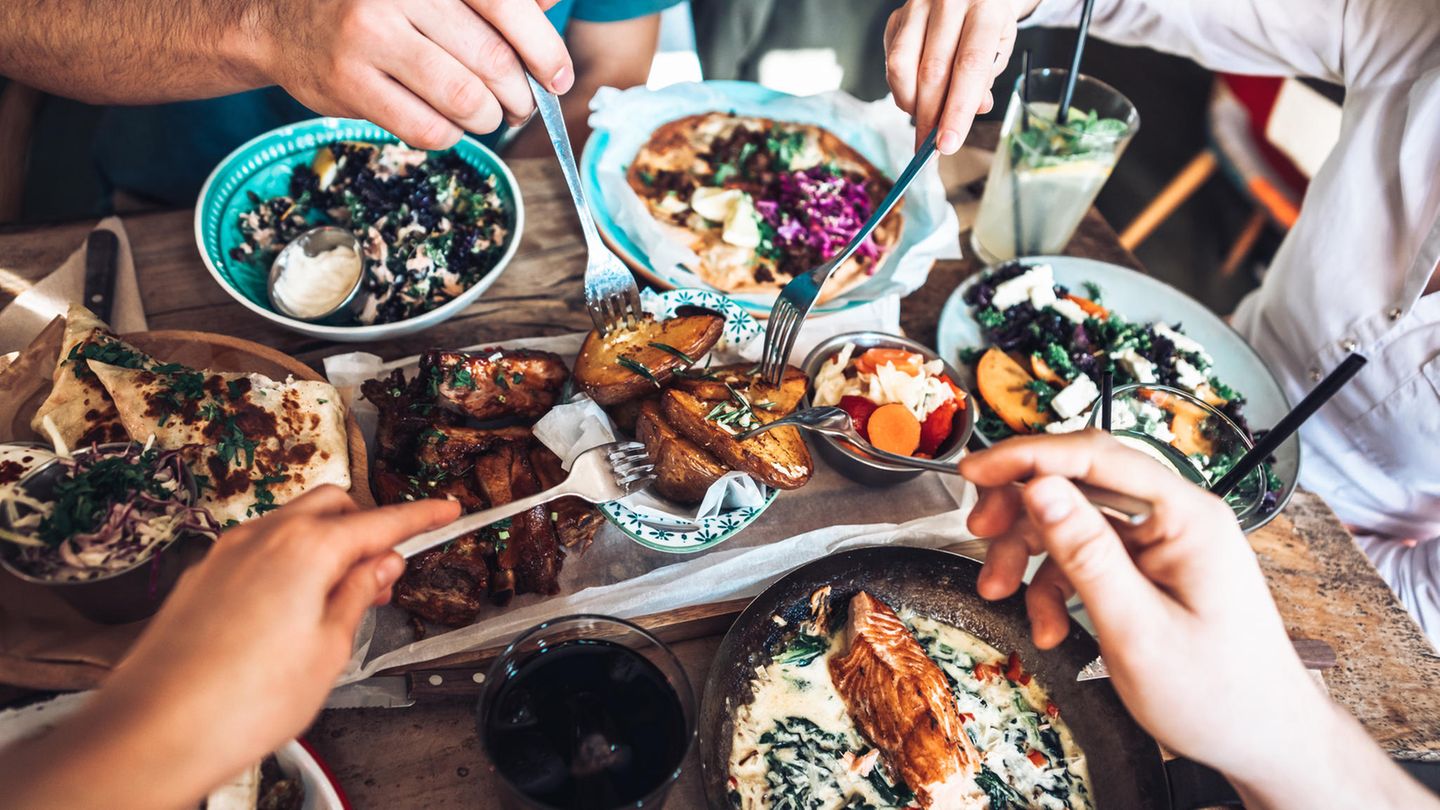 Sie essen nicht mit Freunden und Familie. Wenn Sie doch einmal zu viel eingekauft haben, dann teilen Sie das Essen mit Freunden und Familie. Damit laufen Sie keine Gefahr, dass Lebensmittel im Müll landen.
