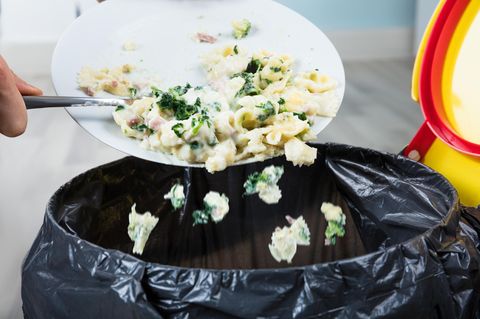 Sie essen nicht auf. Oft sind die Portionen auf dem Teller größer als der Appetit. Schmeißen Sie die Reste nicht weg, sondern frieren Sie sie ein und tauen sie bei Bedarf wieder auf.