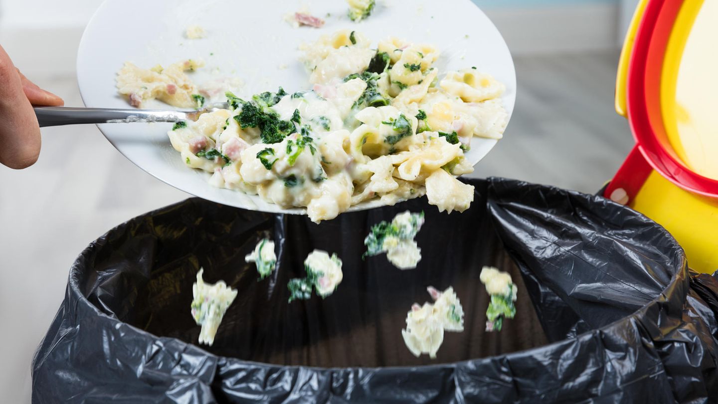 Sie essen nicht auf. Oft sind die Portionen auf dem Teller größer als der Appetit. Schmeißen Sie die Reste nicht weg, sondern frieren Sie sie ein und tauen sie bei Bedarf wieder auf.