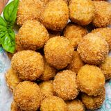 Sie verwerten Reste nicht. Reis vom Vortag ist übrig geblieben? Schmeißen Sie diesen nicht weg, sondern verwenden Sie die Reste. Machen Sie beispielsweise Arancini, das sind italienische Reisbällchen, daraus oder braten Sie den Reis für ein asiatisches Gericht, Fried Rice, an. Hier geht's zum Arancini-Rezept.