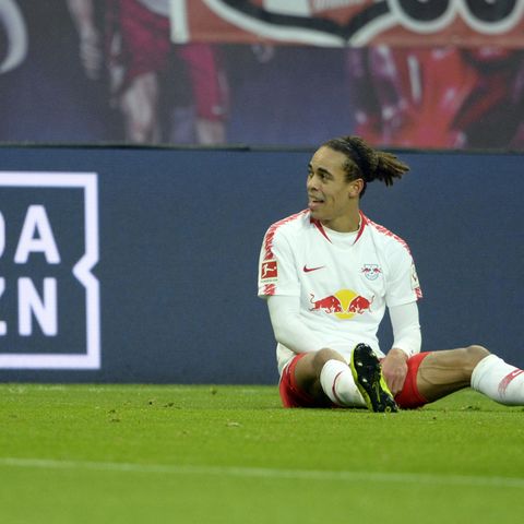 Yussuf Poulsen von RB Leipzig neben dem DAZN-Logo