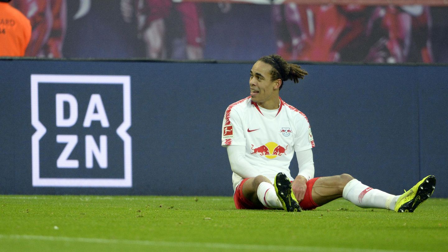 Yussuf Poulsen von RB Leipzig neben dem DAZN-Logo