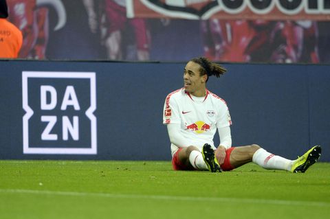 Yussuf Poulsen von RB Leipzig neben dem DAZN-Logo
