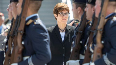 Annegret Kramp-Karrenbauer hat die Kritik an ihrem Eintritt ins Kabinett zurückgewiesen