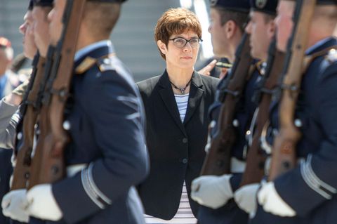 Annegret Kramp-Karrenbauer hat die Kritik an ihrem Eintritt ins Kabinett zurückgewiesen
