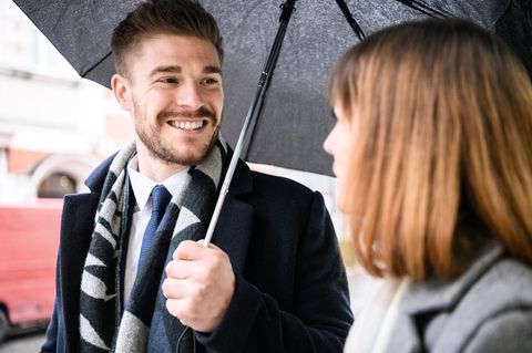 Wetter als Gesprächsthema: Eine Frau und ein Mann unterhalten sich