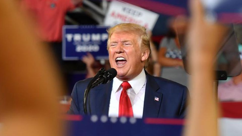 US-Präsident Donald Trump bei einer Wahlkampfrede im Minges Coliseum in Greenville, North Carolina