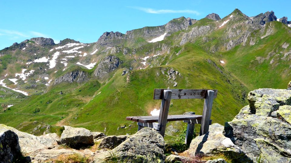 Auf den Gipfeln kann man ganz alleine die Sonne und die frische Bergluft genießen Auf den Gipfeln kann man ganz alleine die Sonne und die frische Bergluft genießen