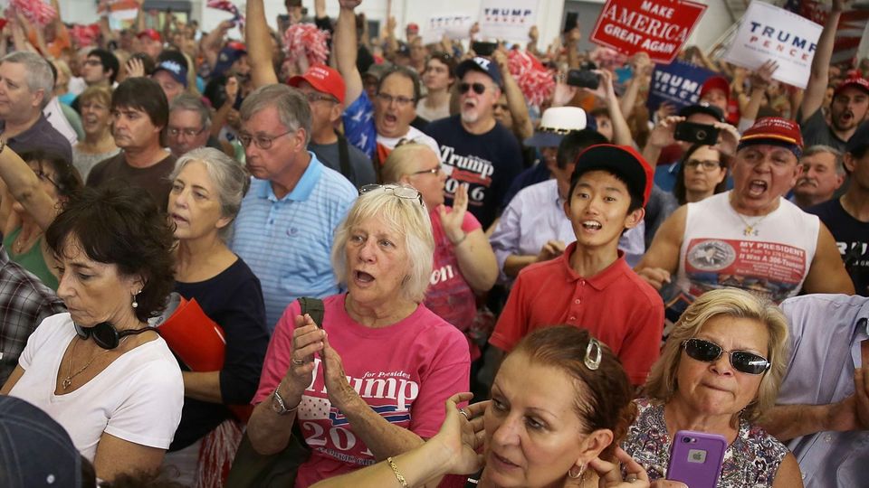 Cesar Sayoc mit weißem Muskelshirt am 18. Februar 2017 bei einer Wahlkampfrede von Donald Trump in Florida Cesar Sayoc mit weißem Muskelshirt am 18. Februar 2017 bei einer Wahlkampfrede von Donald Trump in Florida