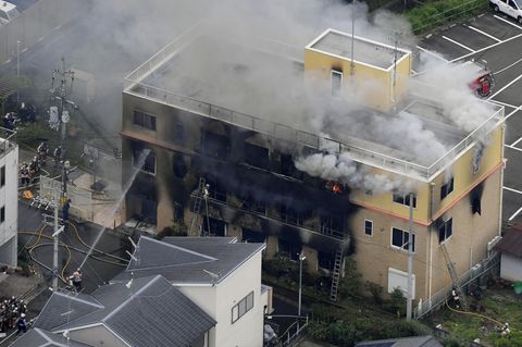 Rauch steigt auf aus dem dreistöckigen Studio der Kyoto Animation Co.