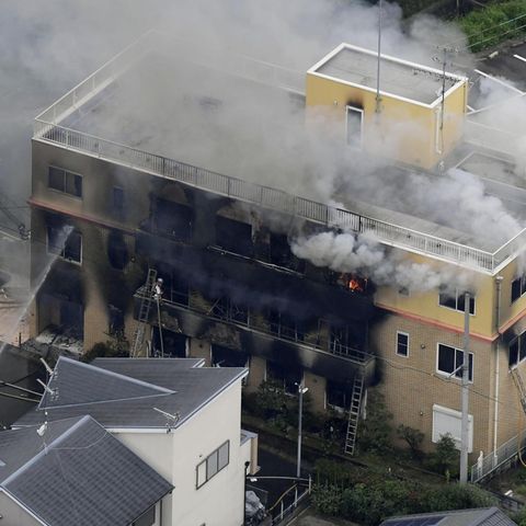 Rauch steigt auf aus dem dreistöckigen Studio der Kyoto Animation Co.