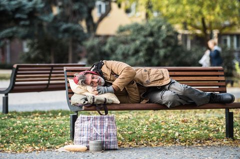 Obdachloser auf einer Parkbank