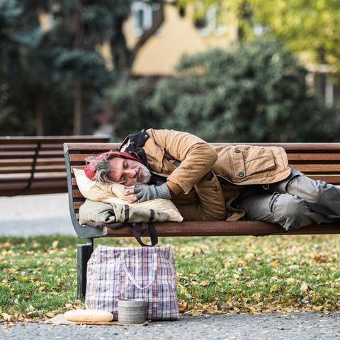 Obdachloser auf einer Parkbank
