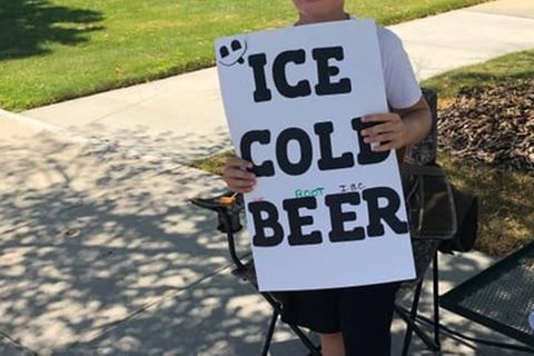 Das Verkaufsschild mit den Worten "Ice Cold Beer" des Elfjährigen