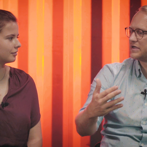 Luisa Neubauer und Michael Kruse debattieren in der DISKUTHEK