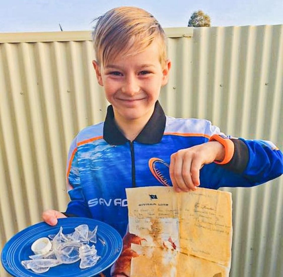 Neunjähriger stößt in Australien auf 50 Jahre alte Flaschenpost Jyah Elliott mit der zerbrochenen Flasche und dem Brief von Paul Gilmore