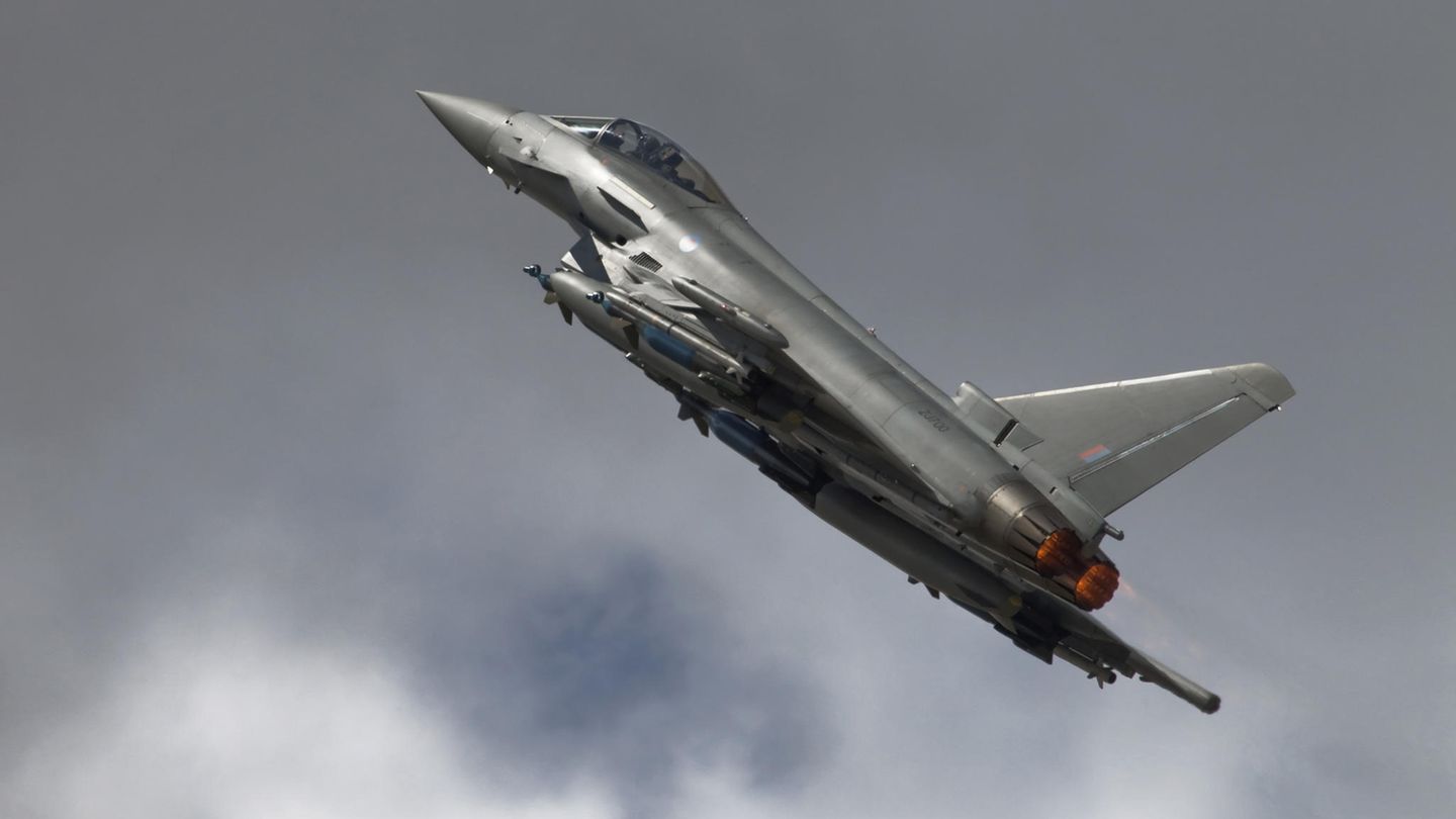 Zwei Eurofighter-Typhoon-Kampfflugzeuge