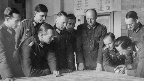 Tresckow (4. v. r.) sammelte in der Heeresgruppe Mitte Hitler-Gegner um sich: Auf dem Bild ist Ewald-Heinrich von Kleist links neben ihm zu sehen, ganz rechts Fabian von Schlabrendorff