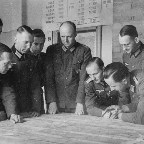Tresckow (4. v. r.) sammelte in der Heeresgruppe Mitte Hitler-Gegner um sich: Auf dem Bild ist Ewald-Heinrich von Kleist links neben ihm zu sehen, ganz rechts Fabian von Schlabrendorff