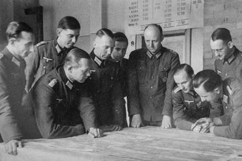 Tresckow (4. v. r.) sammelte in der Heeresgruppe Mitte Hitler-Gegner um sich: Auf dem Bild ist Ewald-Heinrich von Kleist links neben ihm zu sehen, ganz rechts Fabian von Schlabrendorff