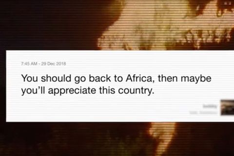 Diese und ähnliche Beschimpfungen sind Gang und Gäbe in den sozialen Netzwerken. Zu deutsch: "Du solltest nach Afrika zurückgehen, dann wirst du dieses Land vielleicht schätzen."